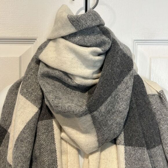 Roots Grey/ White Plaid Blanket Scarf - Picture 2 of 7